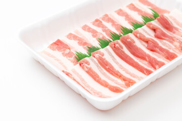 白背景に焼き肉用の豚バラ肉