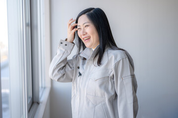 笑顔の作業服女性