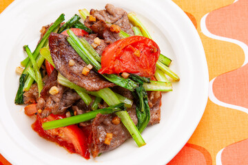 牛肉と小松菜、トマトのガーリック炒め
