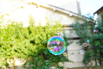 シャボン玉遊びでできたシャボン玉が飛んでいる様子