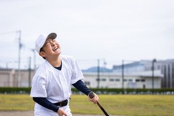 野球を楽しむ少年　boy enjoying baseball