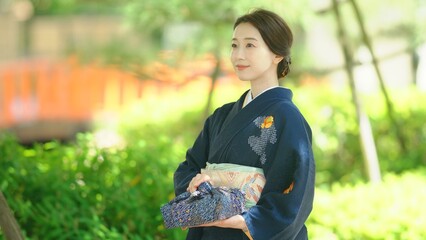 着物を着た女性_暑中見舞い