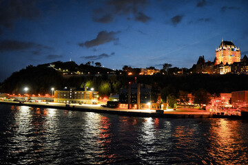 Obraz premium Spectacular wide angle night time view of Cap Diamant, the Quebec Hill with the Citadel and historic Fairmont Chateau Frontenac hotel dominating the night skyline in Quebec city,Canada