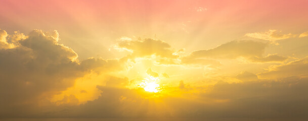 Fototapeta premium Enjoy a panoramic view of the skyline. The sun rises in the morning sky with colorful clouds. and beautiful cloud patterns In the soft light of the morning 