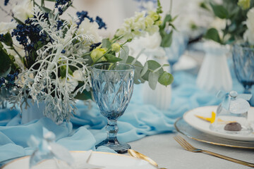 Centro de mesa con copas y vivos en color azul