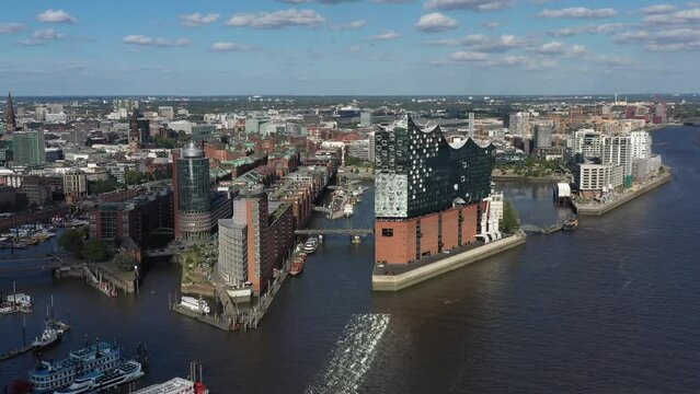 Drohnenflug, Drohnenaufnahme, Flug &uuml;ber Hafencity, Speicherstadt, Elbe, Steinwerder, Elbphilharmonie im Vordergrund, Hamburg, Deutschland