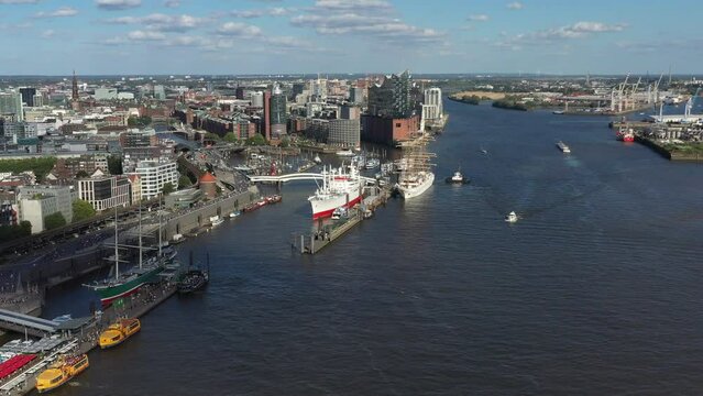 Drohnenflug, Drohnenaufnahme, Video, Hafencity, Speicherstadt, Elbe, Steinwerder, Landungsbr&uuml;cken, Museumsschiff, Rickmer Rickmers, Elbphilharmonie im Vordergrund, Cap San Diego, Hamburg, Deutschland