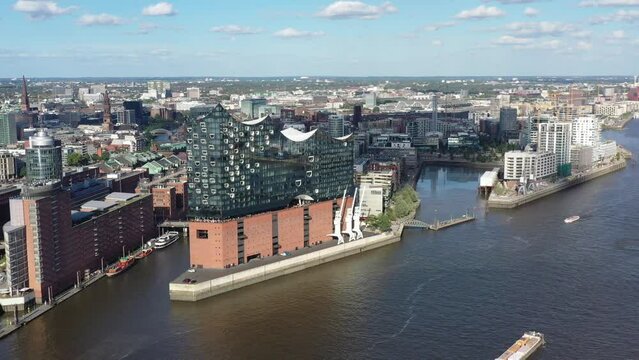 Drohnenflug, Drohnenaufnahme, Flug &uuml;ber Hafencity, Speicherstadt, Elbe, Steinwerder, Elbphilharmonie im Vordergrund, Hamburg, Deutschland