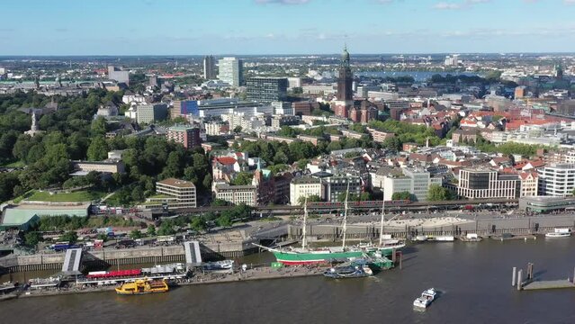 Drohnenflug, Drohnenaufnahme, Video, Hafencity, Speicherstadt, Elbe, Steinwerder, Landungsbr&uuml;cken, Museumsschiff, Rickmer Rickmers, Elbphilharmonie im Vordergrund, Cap San Diego, Hamburg, Deutschland