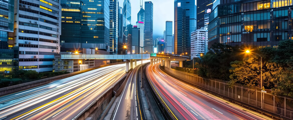 Obraz premium Light flow of traffic on a evening highway in a city with modern