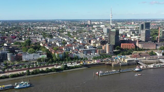 Drohnenflug, Drohnenaufnahme, Video, Hafencity, Speicherstadt, Elbe, Steinwerder, Landungsbr&uuml;cken, Museumsschiff, Rickmer Rickmers, Elbphilharmonie im Vordergrund, Cap San Diego, Hamburg, Deutschland
