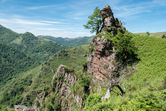 Pico rochoso no alto da montanha de Artzamendi em Itxassou: Um cen&aacute;rio primaveril no Pa&iacute;s Basco franc&ecirc;s