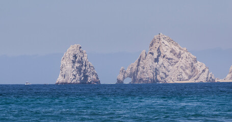 Naklejka premium The view of the Cabo San Lucas arch and the Pacific Ocean and the Sea of ​​Cortes from a nearby beach, Baja California Sur. Mexico
