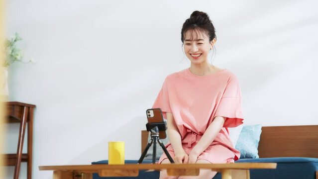 スマホで動画配信する女性配信者