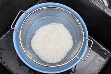 Ryż moczony w wodzie, płukany z nadmiaru skrobi