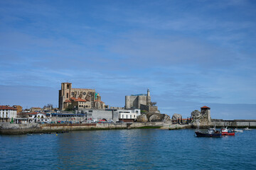 Fototapeta premium View of the Castro Urdiales marina with the Church of Santa María