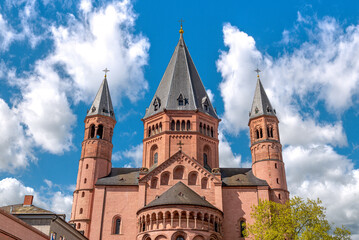 Die Ostfassade des Mainzer Doms mit Flankentürmen Ostchor, Vierungsturm bei schönem, sonnigem...