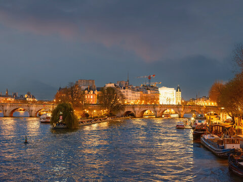 France, Ile-de-France, Paris,Ile de la Cite at dusk