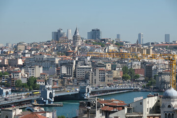 Obraz premium Elevated view of the Yeni Cami new mosque, Galata Bridge and Beyoglu district. The Golden Horn marks the separation. Istanbul.