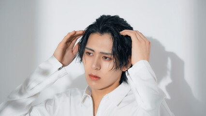 ヘアセットする男性