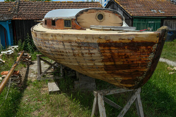 Une pinasse traditionnelle du bassin d'Arcachon en restauration 