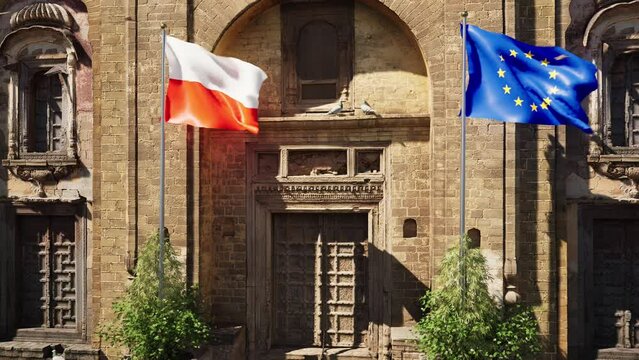 Parete storica con bandiera Polonia e bandiera Unione Europea al vento