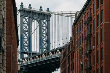 Scenic view of Manhattan Bridge between buildings in New York City