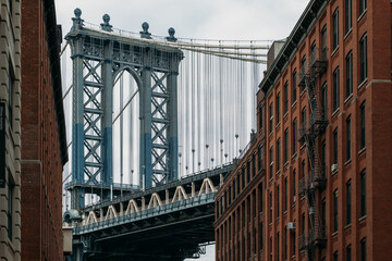 Naklejka premium Scenic view of Manhattan Bridge between buildings in New York City