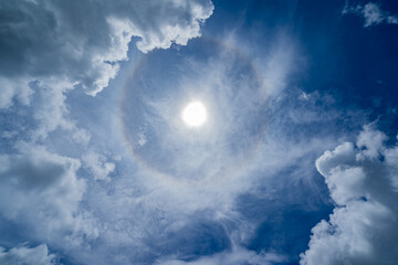 Obraz premium Circumscribed halo Sun halo on a day with many clouds in the sky