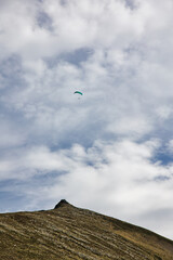 Parapente volant au sommet d'une montagne