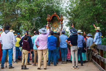 Peregrinos de todas las procedencias hacen el camino del Rocío a pie, a caballo o carreta durante la romería de la virgen del Rocio en Almonte, España