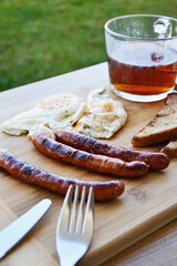 Angielskie śniadanie grill kiełbaski z grilla, jajka sadzone tosty i herbata