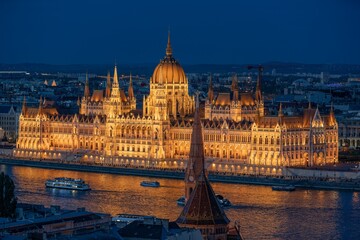 Obraz premium Panorama of the Hungarian Parliament building at twilight in Budapest, Hungary