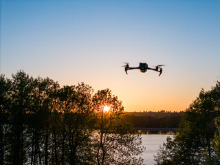 Dron na tle zachodzącego słońca
