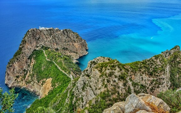Cap Carbon situ&eacute; en Alg&eacute;rie, B&eacute;ja&iuml;a, &eacute;difi&eacute; &agrave; 220 m au-dessus du niveau de la mer, ce qui en fait &agrave; la fois un des plus hauts phares de la mer M&eacute;diterran&eacute;e et le plus haut phare naturel au monde. 