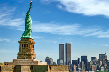 Gescanntes Diapositiv einer historischen Farbaufnahme der Skyline von New York, Manhattan mit altem World Trade Center und Freiheitsstaue, Anfang 1990er Jahre