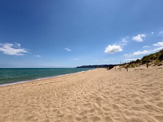 beautiful long beach with dunes, Platja de la Fonollera at the Mediterranean Sea near Mas Pinell, view towards the mountains around Begur, l’Estartit, Pals, Begur, Catalonia, Costa Brava, Spain