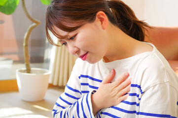 胸が痛くて辛そうな女性