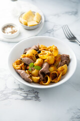 Pasta with roast beef and basil
