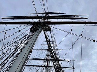 Obraz premium looking up at an over head view of a sail rig