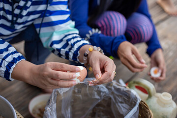 Selective focus boiled chicken eggs Peeling boiled eggs in the morning To eat as a simple breakfast...