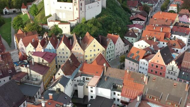 Drohnenflug, Drohnenaufnahme, Video, historische Altstadt, Benediktinerkloster St. Mang, Hohes Schloss, Br&uuml;cken &uuml;ber den Fluss Lech, Berge der Alpen im Hintergrund, F&uuml;ssen, Allg&auml;u, Herbst, Bayern