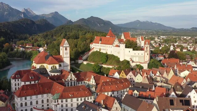 Drohnenflug, Drohnenaufnahme, Video, historische Altstadt, Benediktinerkloster St. Mang, Hohes Schloss, Br&uuml;cken &uuml;ber den Fluss Lech, Berge der Alpen im Hintergrund, F&uuml;ssen, Allg&auml;u, Herbst, Bayern