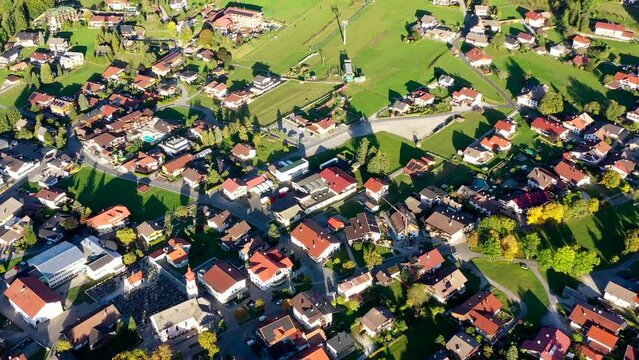 Drohnenflug, Drohnenaufnahme, Video, Berge, H&auml;user, Ehrwald, Zugspitze, Zugspitzmassiv, Alpen, Wald, Almwiesen, Skilift, Herbst, Tirol, &Ouml;sterreich