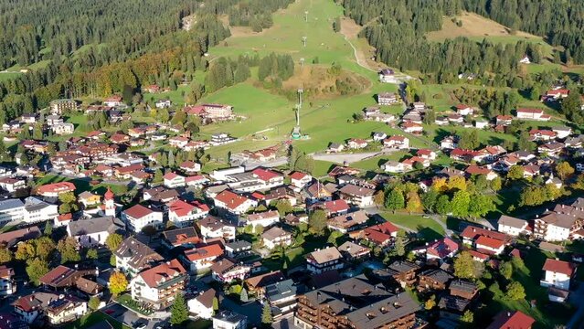 Drohnenflug, Drohnenaufnahme, Video, Berge, H&auml;user, Ehrwald, Zugspitze, Zugspitzmassiv, Alpen, Wald, Almwiesen, Skilift, Herbst, Tirol, &Ouml;sterreich