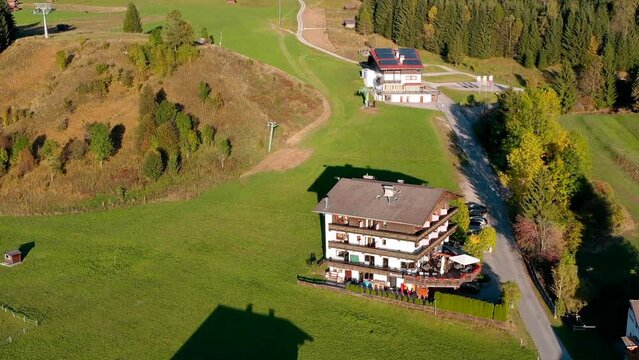 Drohnenflug, Drohnenaufnahme, Video, Berge, H&auml;user, Ehrwald, Zugspitze, Bergbauern, Haus, Zugspitzmassiv, Alpen, Wald, Almwiesen, Skilift, Herbst, Tirol, &Ouml;sterreich