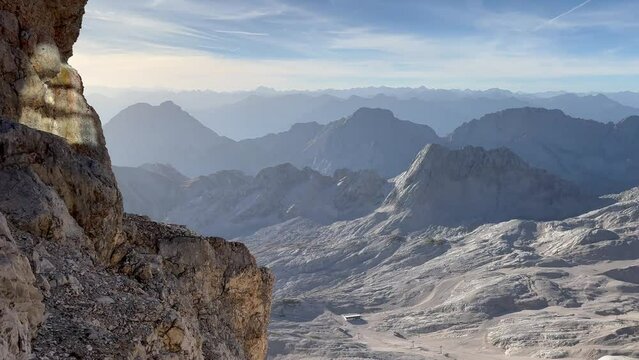 Video, Detailansicht eines steilen Felsens mit Klettersteigelementen und Sicherheitsausr&uuml;stung, Aufstieg zur Zugspitze mit Gipfelkreuz, Zugspitzmassiv, Alpen, Deutschland