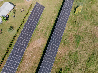 Panele fotowoltaiczne widziane z drona