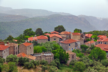 Obraz premium Kato Tseria village, panoramic view of this traditional village in Peloponnese, Greece, with its stone-built houses and tile roofs, during slight rain. It lays right next to Vyros Gorge, in Messinia.