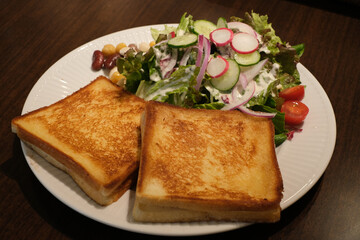 クロックムッシュ　サラダ　プレート
